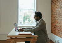 Waarom zijn hoogwaardige bureaus essentieel voor een stijlvolle thuiswerkplek?